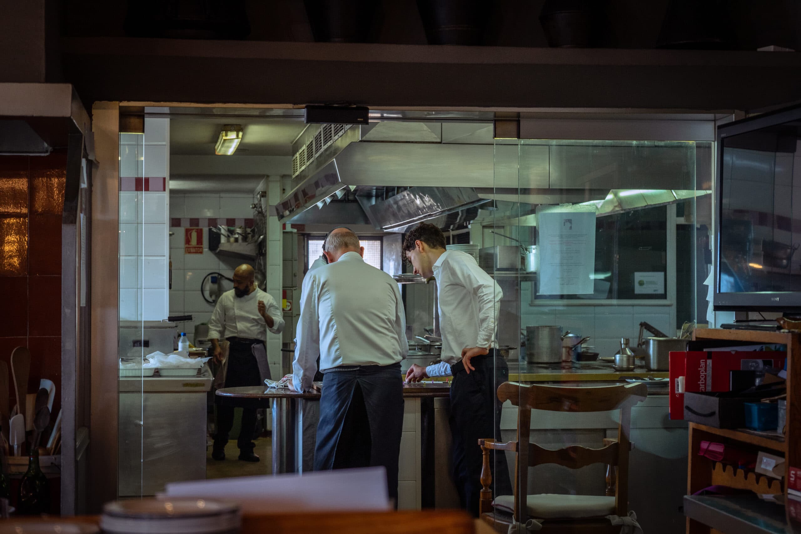 El chef de Hispania trabajando en la cocina