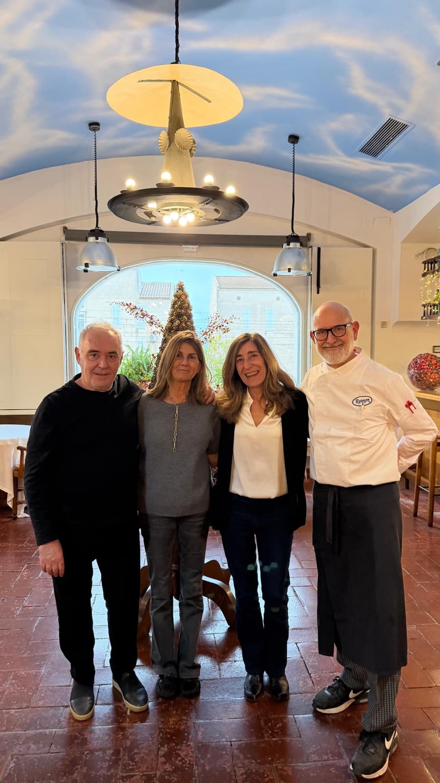 Ferran Adrià en el comedor del Restaurante Hispania, con Raimon Braun y Marta Aulèstia