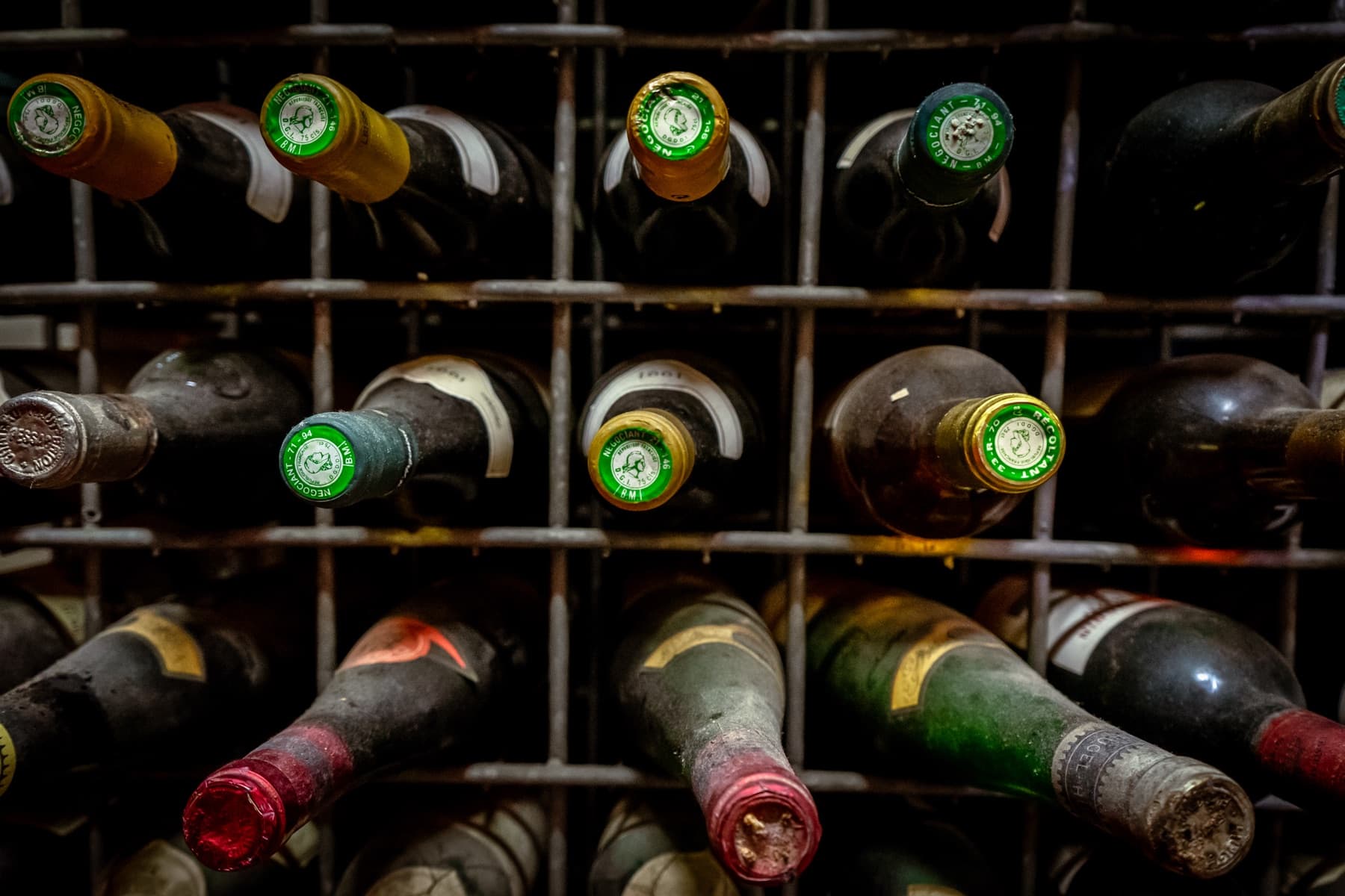 Botellas reposando en los botelleros de la bodega de Hispania