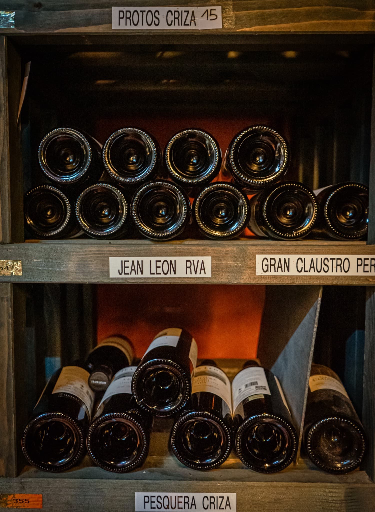 Estantes de la bodega con referencias etiquetadas