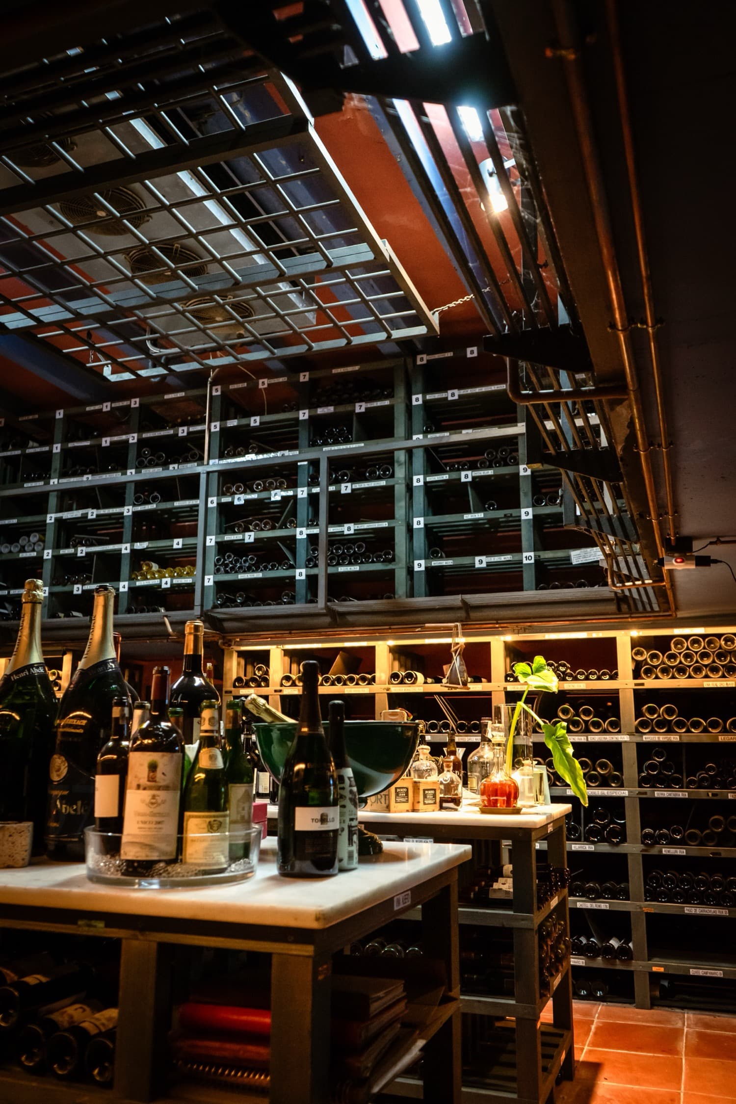 Mesas de mármol con botellas seleccionadas en la bodega