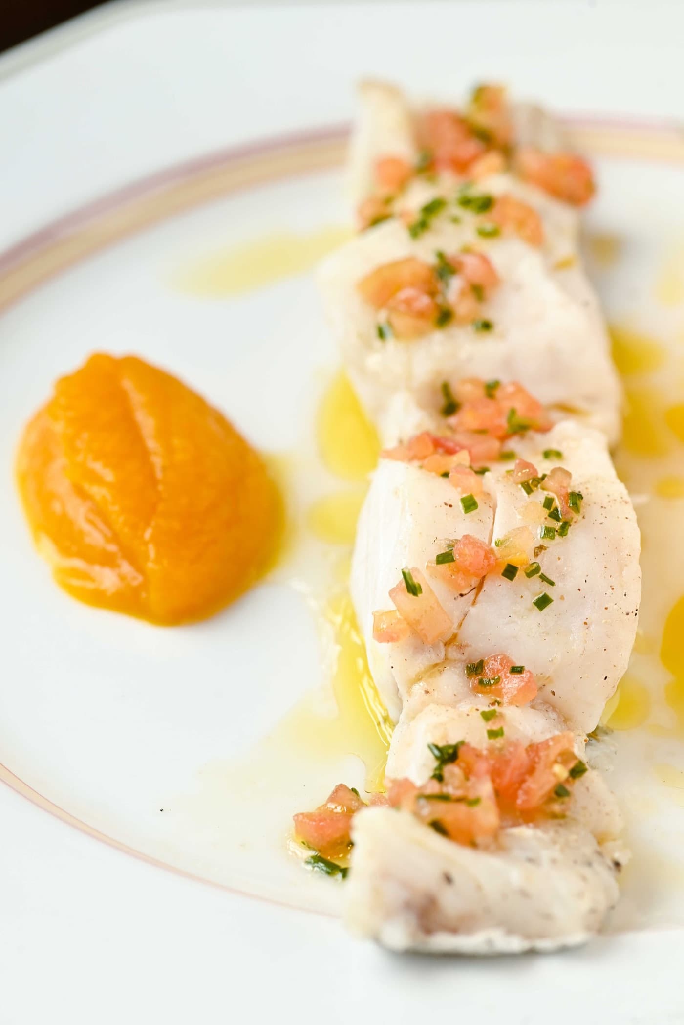 Pescado al aceite perfumado con tomate y cebollino