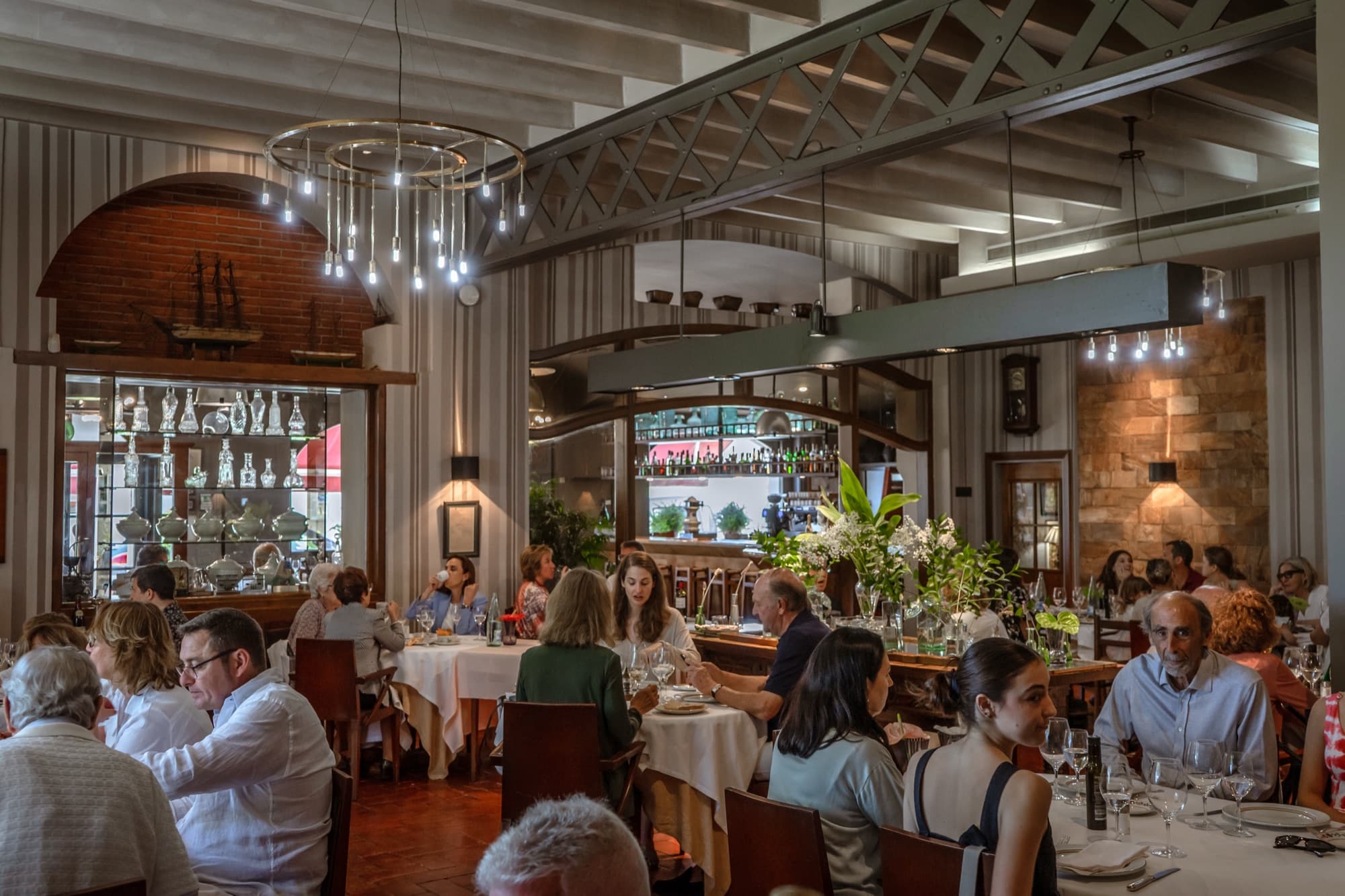 La sala del restaurante Hispania llena de comensales