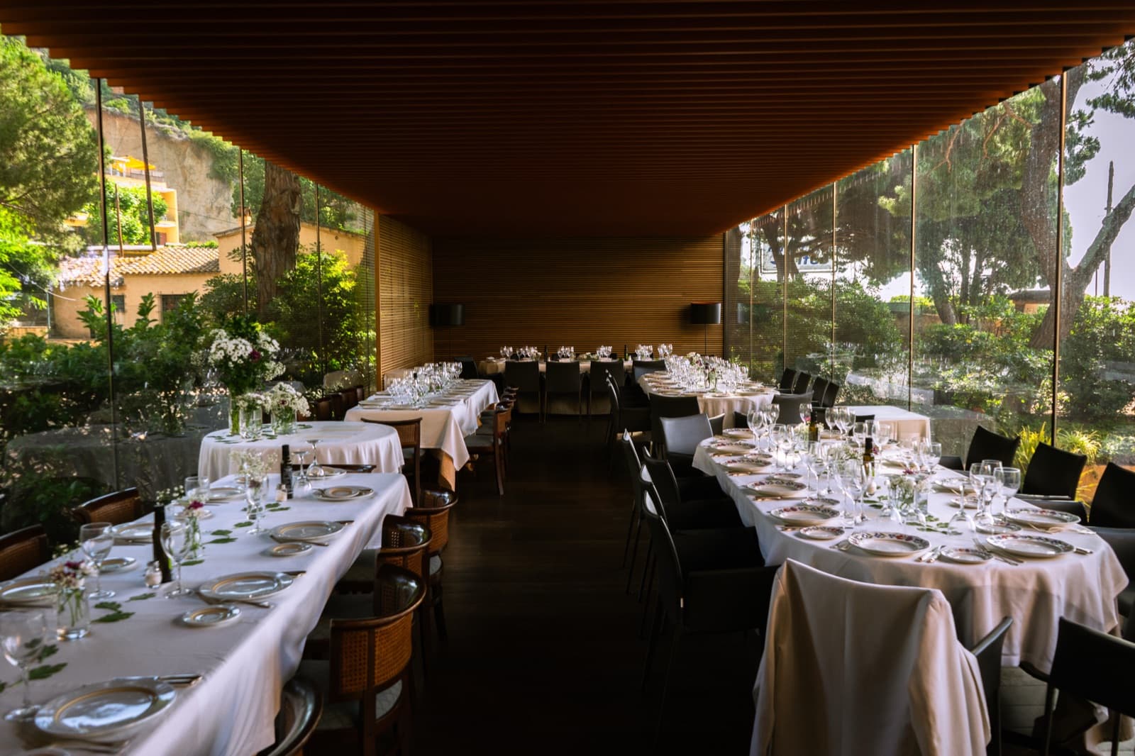 Comedor de Hispania con cristaleras y vistas al jardín